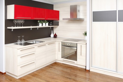 Под угловой кухней следует понимать мебельный кухонный гарнитур