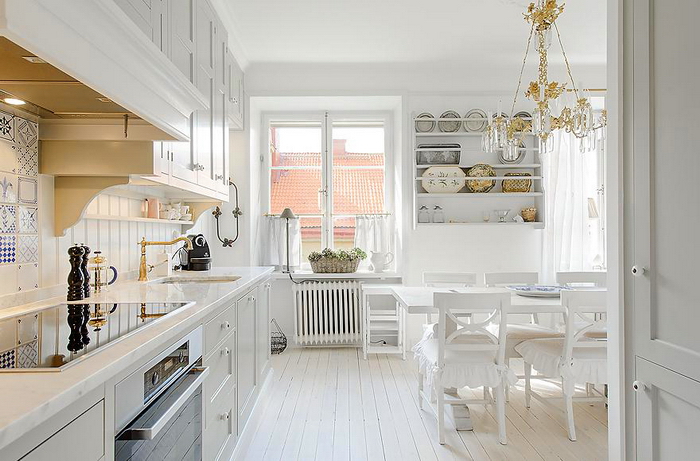 Белая кухня и столовая